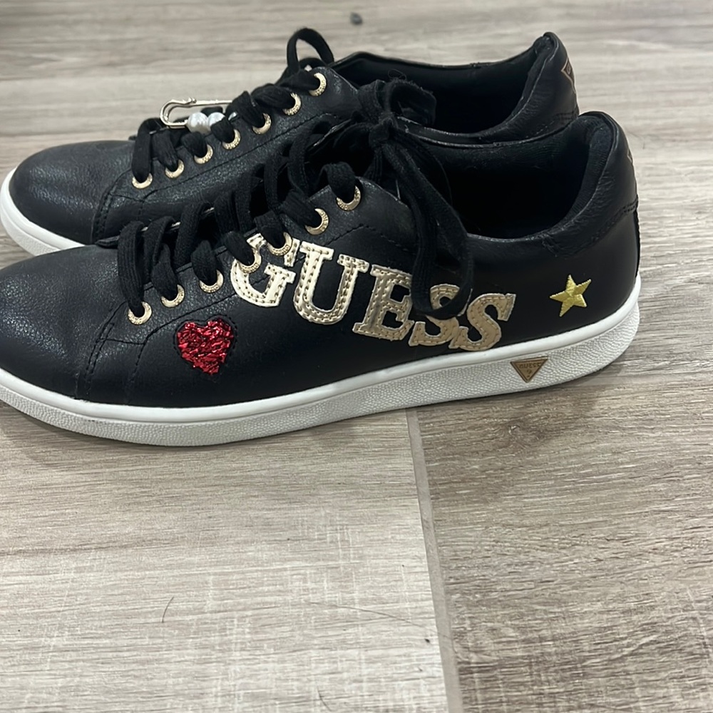 Black Guess Sneakers Size: 8.5